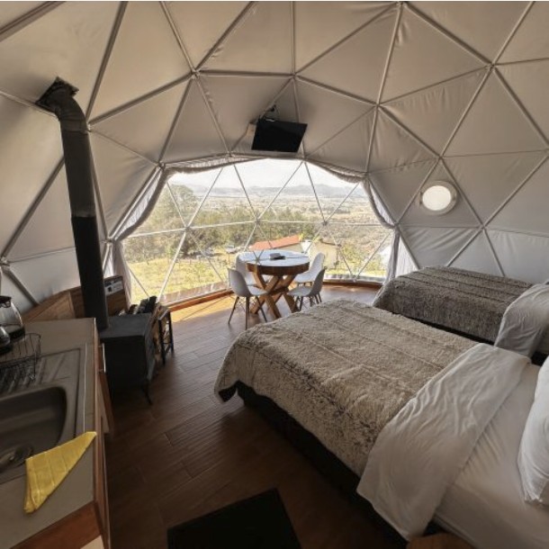 Interior de domo de glamping Las Nubes